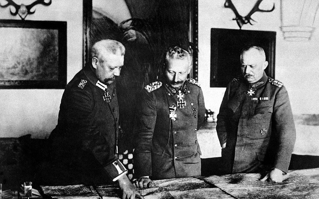 General Paul von Hindenburg, Kaiser Wilhelm II, and General Erich Ludendorff in German headquarters, January 1917. (Public domain)