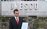 Israel’s envoy to the UNESCO, Carmel Shama-Hacohen, attempts to deliver official papers announcing Israels withdrawal from the cultural organization, December 28, 2017. (Courtesy)