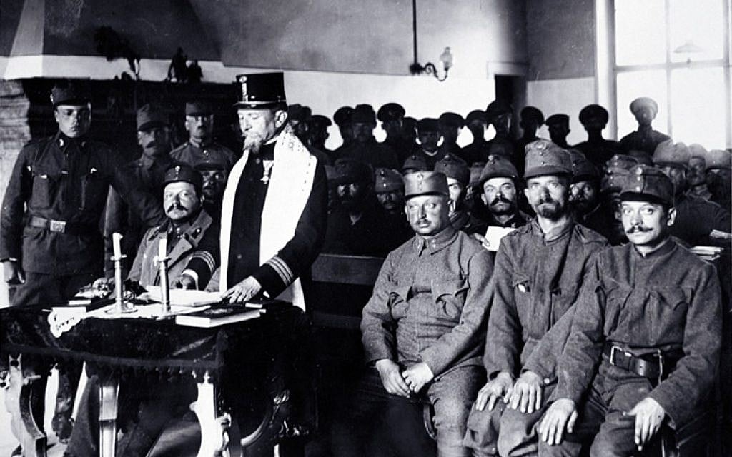 Austrian and German Jewish troops at services during WWI. (public domain)