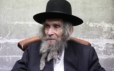 Prominent ultra-orthodox rabbi Aharon Yehuda Leib Steinman in the central Israeli city of Bnei Brak, on November 14, 2012. (Yaakov Naumi/Flash90)
