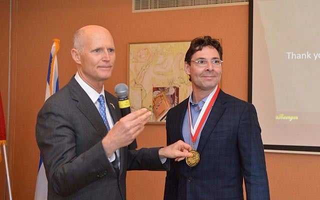 Florida Governor Rick Scott (left) gives an award to Jack Ross, VP North America for StemRad, for the Israeli startup's contribution to the Florida tech scene (Yosi Zliger) Florida Governor Rick Scott (left) gives an award to Jack Ross, VP North America for StemRad, for the Israeli startup's contribution to the Florida tech scene (Yosi Zliger)