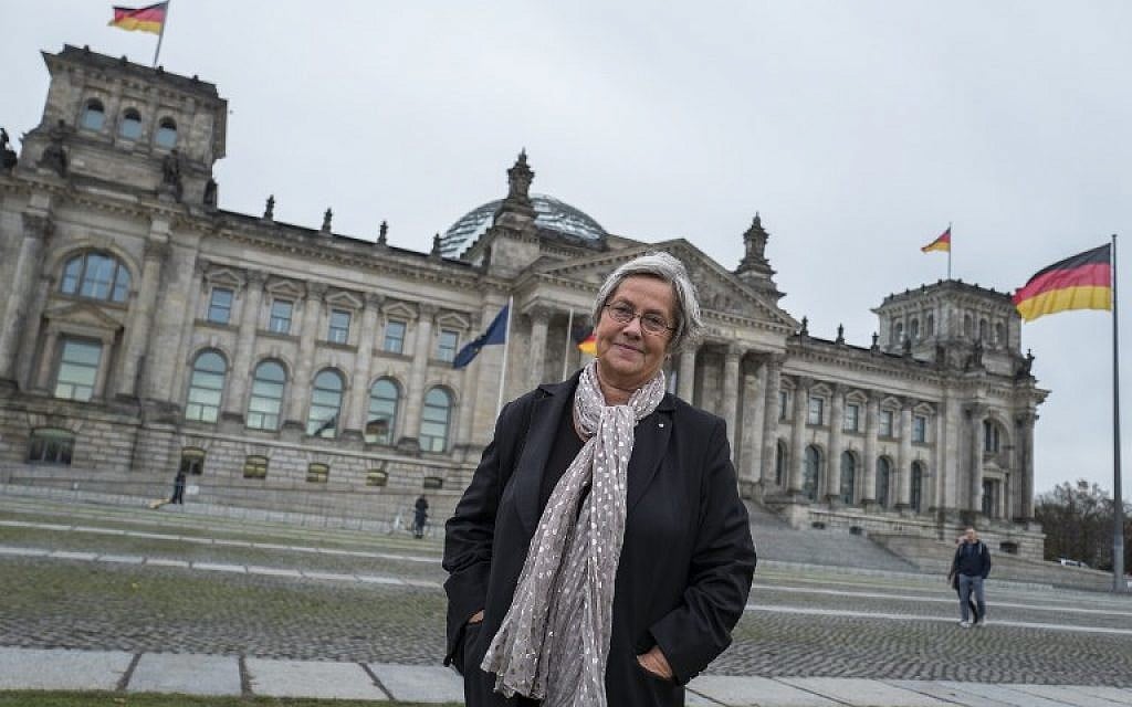Karin Felix, who served as a guide at the Reichstag parliament building for a quarter-century, poses in front the Reichstag builing in Berlin on November 23, 2017.  (AFP PHOTO / John MACDOUGALL)