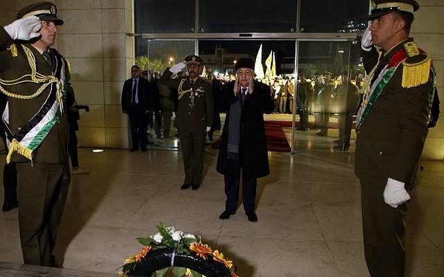 Palestinian Authority President Mahmoud Abbas (C) looks on after laying wreath of flowers on the tomb of the late PA President Yasser Arafat during a celebration marking the fifty-third anniversary of the creation of the Fatah movement in the West Bank city of Ramallah on December 31, 2017. (AFP PHOTO / ABBAS MOMANI) Palestinian Authority President Mahmoud Abbas (C) looks on after laying wreath of flowers on the tomb of the late PA President Yasser Arafat during a celebration marking the fifty-third anniversary of the creation of the Fatah movement in the West Bank city of Ramallah on December 31, 2017. (AFP PHOTO / ABBAS MOMANI)
