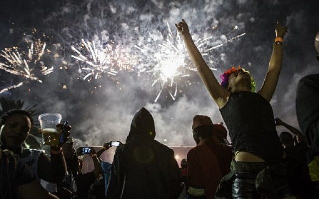 People dance during New Year celebrations at Mary Fitzgerald Square in Johannesburg on January 1 2018. (AFP PHOTO / WIKUS DE WET) People dance during New Year celebrations at Mary Fitzgerald Square in Johannesburg on January 1 2018. (AFP PHOTO / WIKUS DE WET)