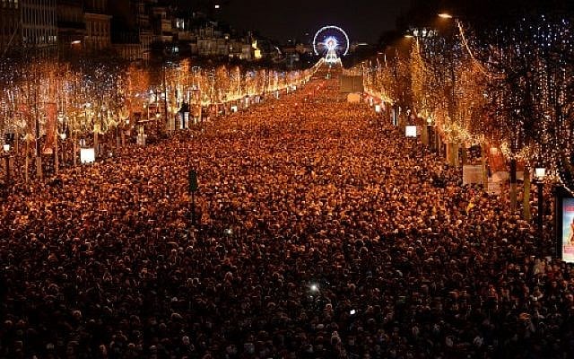 New Year revellers gather on the Champs-Elysees avenue in Paris on December 31, 2017. (AFP PHOTO / GUILLAUME SOUVANT) New Year revellers gather on the Champs-Elysees avenue in Paris on December 31, 2017. (AFP PHOTO / GUILLAUME SOUVANT)