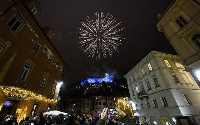 Fireworks explode above Ljubljana castle during New Year's celebrations just after midnight in Ljubljana, Slovenia on January 1, 2018.(AFP PHOTO / Jure Makovec) Fireworks explode above Ljubljana castle during New Year's celebrations just after midnight in Ljubljana, Slovenia on January 1, 2018.(AFP PHOTO / Jure Makovec)