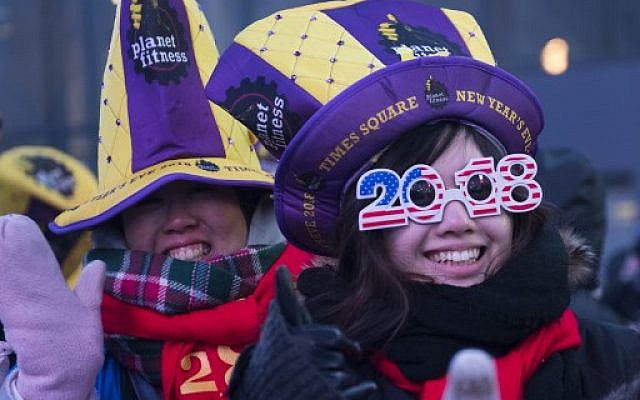 Revelers takes part in New Year's Eve celebrations in Times Square on December 31, 2017 in New York. (AFP PHOTO / DON EMMERT) Revelers takes part in New Year's Eve celebrations in Times Square on December 31, 2017 in New York. (AFP PHOTO / DON EMMERT)