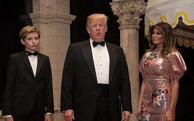 US President Donald Trump, First Lady Melania Trump and their son Barron arrive for a new year's party at Trump's Mar-a-Lago resort in Palm Beach, Florida, on December 31, 2017. (AFP PHOTO / NICHOLAS KAMM)