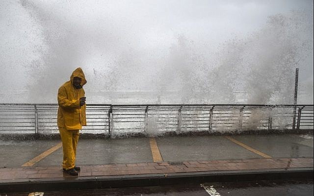 Waves crash on the seafront in the Israeli coastal city of Netanya on January 5, 2018 as a storm hits the country. / AFP PHOTO / JACK GUEZ Waves crash on the seafront in the Israeli coastal city of Netanya on January 5, 2018 as a storm hits the country. / AFP PHOTO / JACK GUEZ