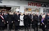 Paris mayor Anne Hidalgo (1st L), French President Emmanuel Macron (2nd L), and others pay their respect during a memorial ceremony outside the Hyper Cacher supermarket to pay a tribute to the shoppers at the kosher store who were killed three years earlier by an Islamist gunman in Paris, January 7, 2018. (AFP photo/Pool/Christian Hartmann)