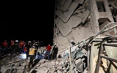 Syrian emergency personnel search for victims following an explosion in a rebel-held area of the northwestern city of Idlib on January 7, 2018. (AFP PHOTO / OMAR HAJ KADOUR)