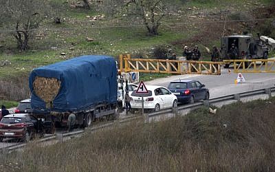 Israeli forces close a road on January 10, 2018 in the area where a 35-year-old Israeli rabbi was killed late the night before near Nablus. (Jaafar Ashtiyeh/AFP)