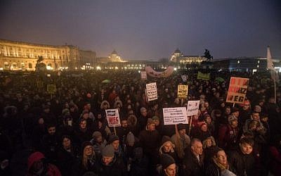 Protesters take part in a demonstration against the new Austrian government in Vienna, January 13, 2018. (AFP Photo/Alex Halada)