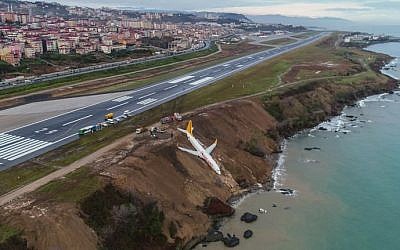 A Pegasus Airlines Boeing 737 passenger plane is seen struck in mud on an embankment, a day after skidding off the airstrip, after landing at Trabzon's airport on the Black Sea coast on January 14, 2018. (AFP PHOTO / IHLAS NEWS AGENCY / STRINGER )