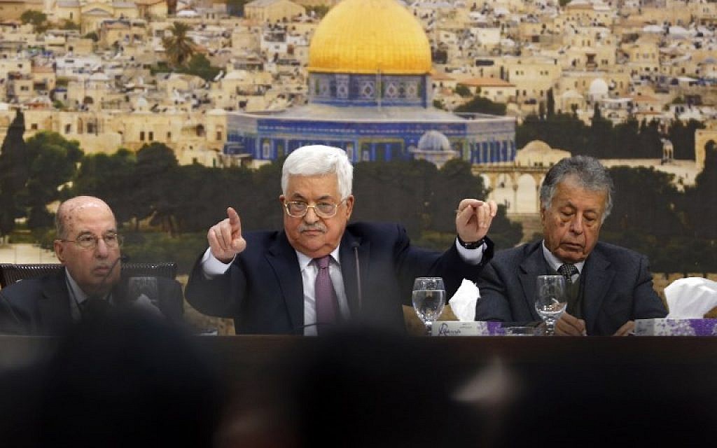 Palestinian Authority President Mahmoud Abbas (C) speaks during a meeting in the West Bank city of Ramallah on January 14, 2018. (AFP PHOTO / ABBAS MOMANI)