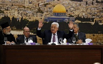 Palestinian Authority President Mahmoud Abbas (C-R) speaks during a meeting in the West Bank city of Ramallah, on January 14, 2018. (AFP PHOTO / ABBAS MOMANI)