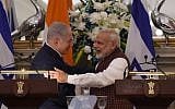 Indian Prime Minister Narendra Modi hugs Prime Minister Benjamin Netanyahu during a press conference at Hyderabad House in New Delhi on January 15, 2018. (AFP PHOTO / MONEY SHARMA)