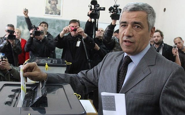 This file photo taken on November 3, 2013, in Kosovska Mitrovica shows Oliver Ivanovic, one of the main political leaders of Serbs in northern Kosovo, casting his ballot during local elections. (AFP PHOTO/SASA DJORDJEVIC) This file photo taken on November 3, 2013, in Kosovska Mitrovica shows Oliver Ivanovic, one of the main political leaders of Serbs in northern Kosovo, casting his ballot during local elections. (AFP PHOTO/SASA DJORDJEVIC)