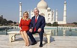 Prime Minister Benjamin Netanyahu (R) and his wife Sara pose for a photograph at the Taj Mahal in the Indian city of Agra on January 16, 2018. (AFP PHOTO / STR)