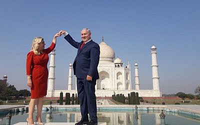 Israeli Prime Minister Benjamin Netanyahu (R) and his wife Sara pose for a photograph at the Taj Mahal in the Indian city of Agra on January 16, 2018. ( AFP PHOTO / STR_