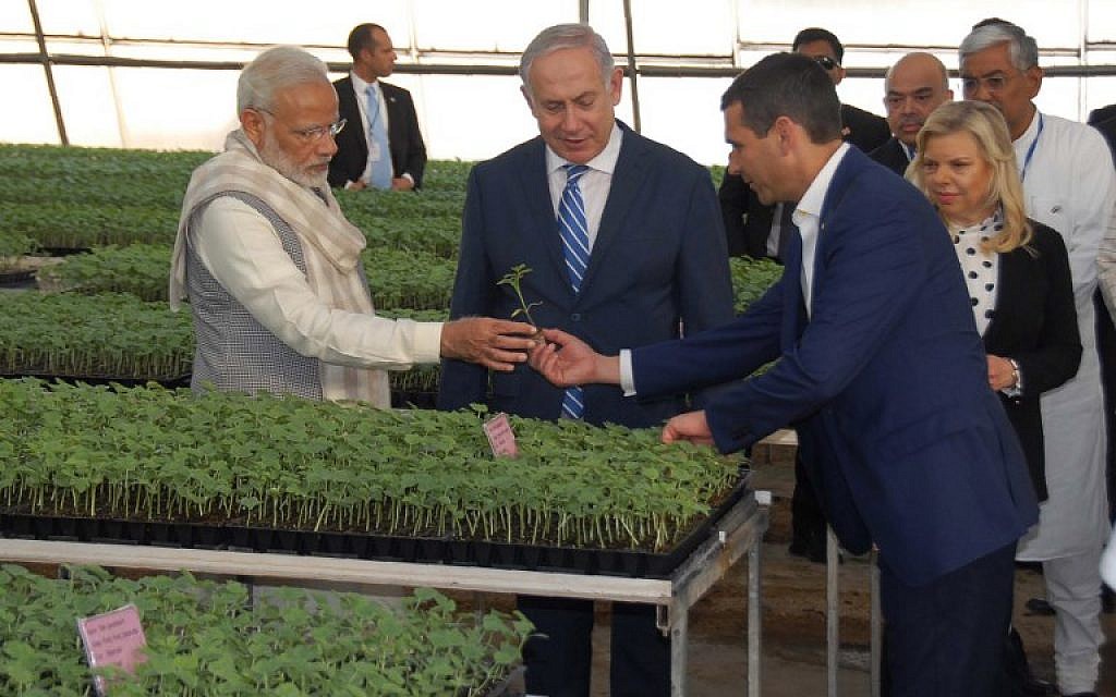 This handout photo from the Gujarat Information Bureau released on January 17, 2018 shows Israeli Prime Minister Benjamin Netanyahu (2L), his wife Sara Netanyahu (2R) and Indian Prime Minister Narendra Modi (L) interacting during a visit to the  Centre of Excellence for Vegetables at Vadrad village, some 70 kms from Ahmedabad (AFP PHOTO / Gujarat Information Bureau / Handout)