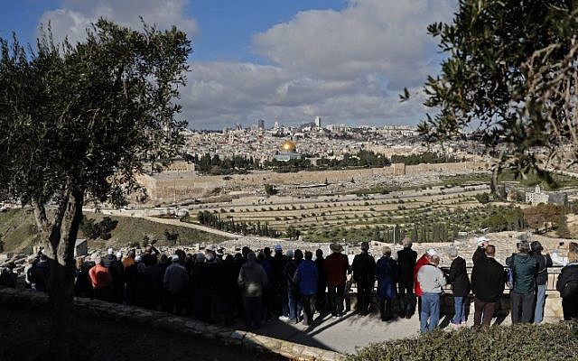 Members of a group of American Baptist Christian tourists stand at the Mount of Olives as they look toward Jerusalem's Old City and the Dome of the Rock on January 20, 2018 (AFP PHOTO / THOMAS COEX) Members of a group of American Baptist Christian tourists stand at the Mount of Olives as they look toward Jerusalem's Old City and the Dome of the Rock on January 20, 2018 (AFP PHOTO / THOMAS COEX)