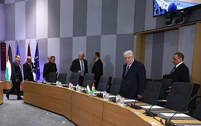 Palestinian President Mahmoud Abbas (2nd R) arrives for a meeting with EU Foreign ministers in Brussels, Belgium, on January 22, 2018.  (AFP/ POOL / OLIVIER HOSLET)