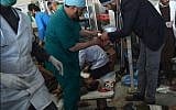 Afghan medical staff treat men and women wounded after a car bomb exploded at the Jamhuriat Hospital in Kabul on January 27, 2018. (AFP PHOTO / WAKIL KOHSAR)