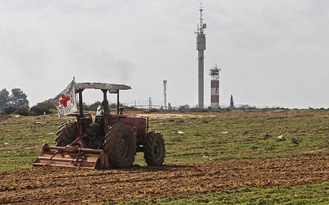 Palestinian farmers tend their land in a buffer zone on the border between Israel and the Gaza Strip for the first time since 2006, January 29, 2018. (AFP Photo/Said Khatib) Palestinian farmers tend their land in a buffer zone on the border between Israel and the Gaza Strip for the first time since 2006, January 29, 2018. (AFP Photo/Said Khatib)