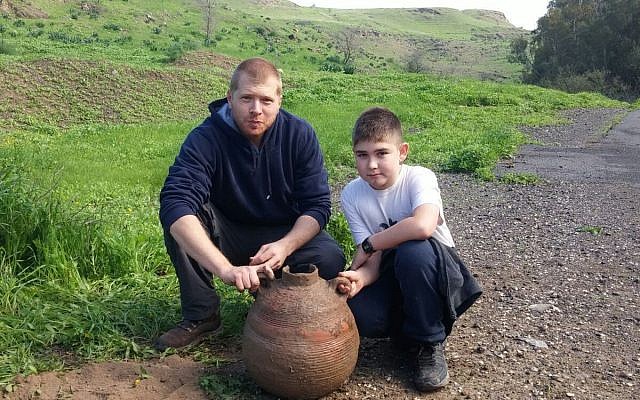 Yotam Arieli (right) and his uncle Idan Avidor with the Byzantine-era jug discovered in the Beit She'an National Park. (Shmuelik Armon) Yotam Arieli (right) and his uncle Idan Avidor with the Byzantine-era jug discovered in the Beit She'an National Park. (Shmuelik Armon)