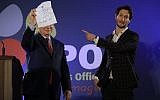 Israeli mentalist Lior Suchard, right, gestures as he stands with Prime Minister Benjamin Netanyahu during the annual toast with the foreign media in Jerusalem, January 10, 2018. (AP/Tsafrir Abayov)