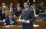 Borut Pahor speaks at the Slovenian parliament in Ljubljana, Friday, November 7, 2008. (AP Photo/Matej Leskovsek)