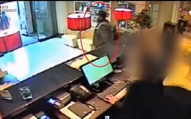 Screen capture from video showing the suspect in a gold heist in Utrecht, The Netherlands. (YouTube) Screen capture from video showing the suspect in a gold heist in Utrecht, The Netherlands. (YouTube)