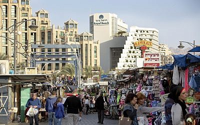 The promenade in the southern Israeli city of Eilat, December 20, 2012. (Moshe Shai/FLASH90)
