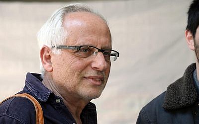 Journalist Igal Sarna seen at the Tel Aviv Magistrate's Court for a hearing in a libel case against him submitted by Prime Minister Benjamin Netanyahu and his wife Sara, March 14, 2017. (Gideon Markowicz/POOL)
