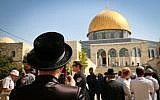 Jews visit the Temple Mount compound, site of the Al Aqsa Mosque and the Dome of the Rock in Jerusalem Old City, during the holiday of Sukkot, October 8, 2017 (Flash90/Yaakov Lederman)