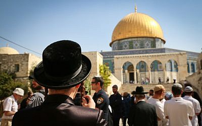 Jews visit the Temple Mount compound, site of the Al Aqsa Mosque and the Dome of the Rock in Jerusalem Old City, during the holiday of Sukkot, October 8, 2017 (Flash90/Yaakov Lederman)