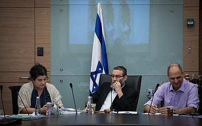 Chairman Moshe Gafni (c) leads the Finance Committee meeting on November 13, 2017. (Hadas Parush/Flash90)
