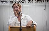 Likud MK Yehudah Glick speaks during the funeral of his wife, Yaffa Glick, at the Har Hamenuhot Cemetery in Jerusalem, on January 1, 2018. (Hadas Parush/Flash90)