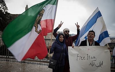 People hold a solidarity protest with the anti-regime demonstrators in Iran, at the Jaffa Gate in Jerusalem's Old City, on January 2, 2018. (Hadas Parush/Flash90)