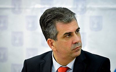Economy and Industry Minister Eli Cohen attends a press conference in Tel Aviv, on January 4, 2018. (Flash90)