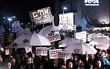 Thousands of Israelis attend  the weekly anti-corruption protest in Tel Aviv on January 6, 2018. (Tomer Neuberg/Flash90)