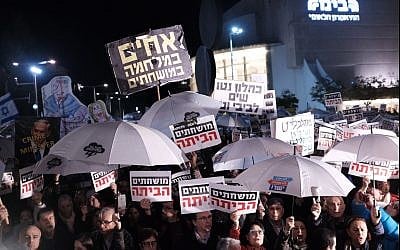 Thousands of Israelis attend  the weekly anti-corruption protest in Tel Aviv on January 6, 2018. (Tomer Neuberg/Flash90)