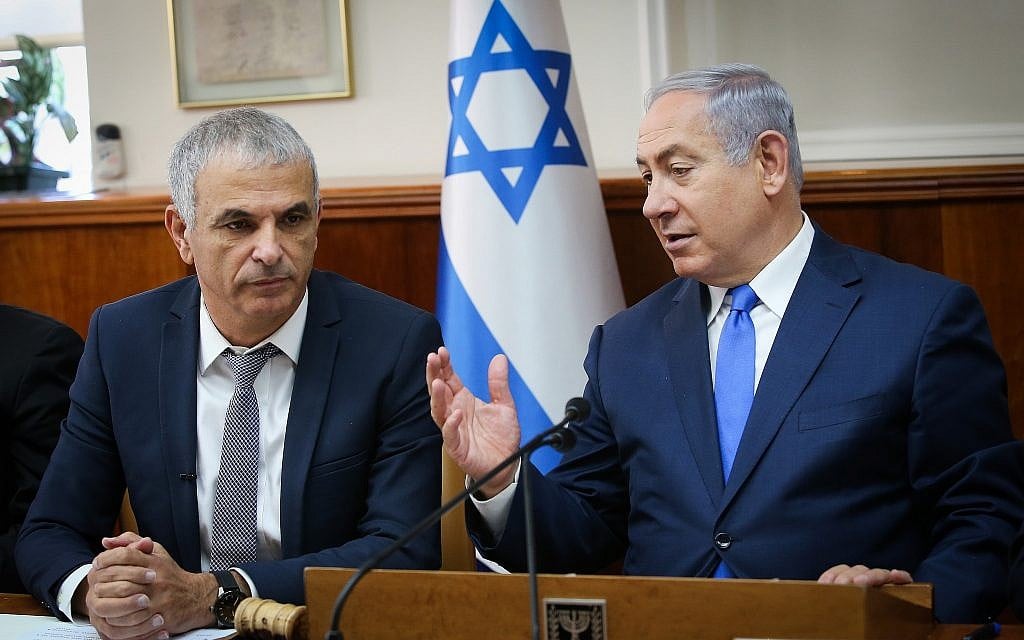 Illustrative: Prime Minister Benjamin Netanyahu, right, and Finance Minister Moshe Kahlon at a cabinet meeting at the Prime Minister's Office in Jerusalem, on January 11, 2018. (Alex Kolomoisky/Pool)