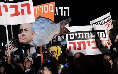 Demonstrators attend the weekly anti-corruption protest in Tel Aviv on January 13, 2018. (Tomer Neuberg/Flash90)