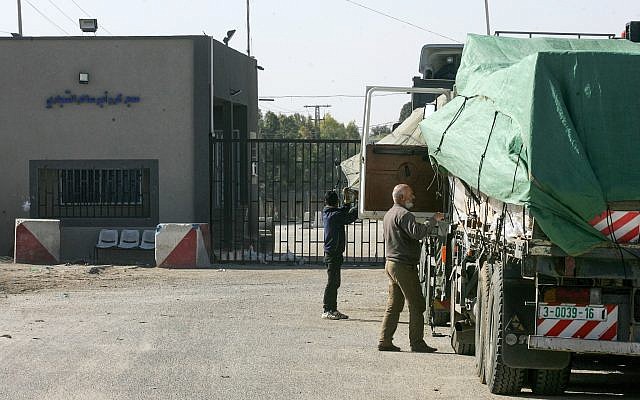 Palestinian truck drivers wait to cross the Kerem Shalom crossing in the southern Gaza Strip on January 14, 2018. (Abed Rahim Khatib/Flash90) Palestinian truck drivers wait to cross the Kerem Shalom crossing in the southern Gaza Strip on January 14, 2018. (Abed Rahim Khatib/Flash90)