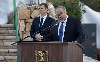 Defense Minister Avigdor Liberman addresses a memorial ceremony for Israeli navy soldiers who died in the Dakar Submarine that went missing in 1968, at Mount Herzl military cemetery in Jerusalem on January 16, 2018. (Yonatan Sindel/Flash90)