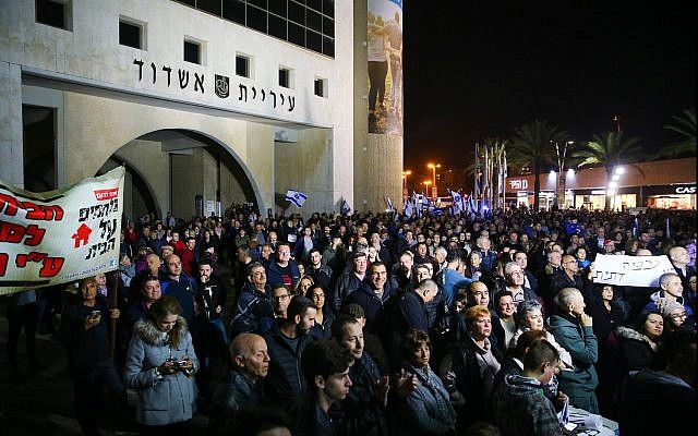 Demonstrators protest outside the Ashdod Municipality against the closure of businesses in the city on Shabbat, on January 20, 2018. (Flash90) Demonstrators protest outside the Ashdod Municipality against the closure of businesses in the city on Shabbat, on January 20, 2018. (Flash90)