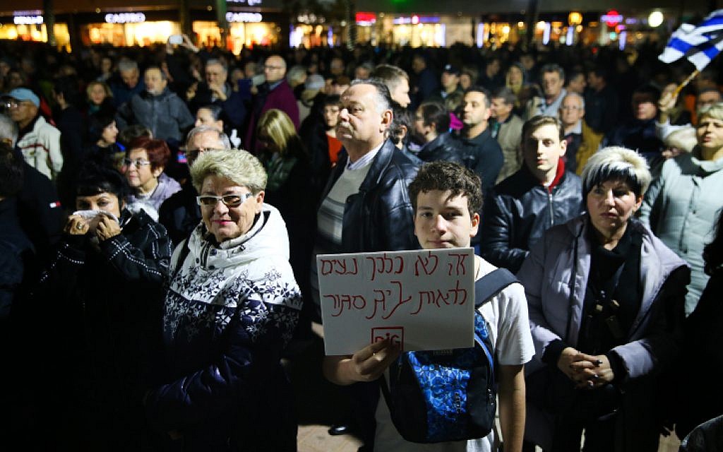 People protest against closing of business on Shabbat in the Southern Israeli city of Ashdod, January 20, 2018. (Flash90) People protest against closing of business on Shabbat in the Southern Israeli city of Ashdod, January 20, 2018. (Flash90)