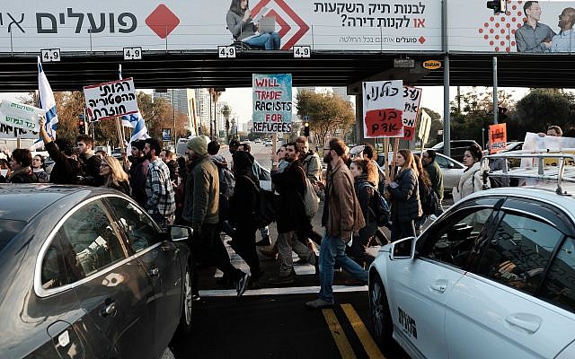 Students and teachers protesting against the deportation of African asylum seekers in Tel Aviv on January 24, 2018. (Tomer Neuberg/ FLASH90) Students and teachers protesting against the deportation of African asylum seekers in Tel Aviv on January 24, 2018. (Tomer Neuberg/ FLASH90)